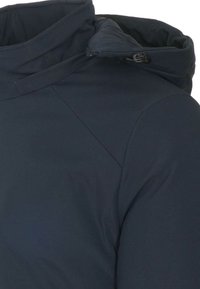 Giaccone invernale blu navy scuro con collo alto e cappuccio regolabile dotato di coulisse con fermo.