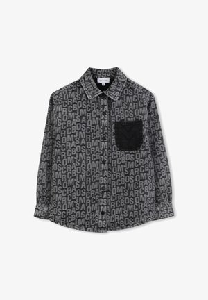 Zwart en grijs button-up shirt met een gedurfde, herhaalde tekstpatroon. Inclusief een effen zwarte borstzak en een klassieke kraag.