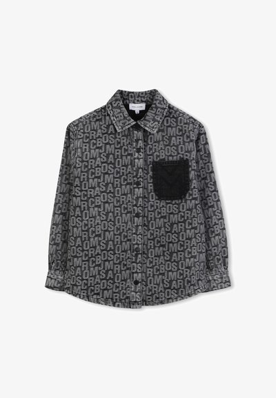 Zwart en grijs button-up shirt met een gedurfde, herhaalde tekstpatroon. Inclusief een effen zwarte borstzak en een klassieke kraag.
