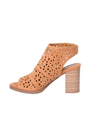 Sandal con tacco aperto in suede marrone chiaro, con ritagli geometrici, schienale curvo e tacco cilindrico testurizzato.