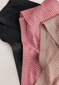 Trei perechi de lenjerie din țesătură nervurată în negru, roz și bej, prezentând dungi verticale texturate și benzi contrastante texturate la talie.