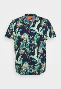 Košile s krátkým rukávem a knoflíky v havajském stylu, s tmavě modrým pozadím, na němž jsou zelené a světle modré tropické listy a světle hnědé knoflíky.