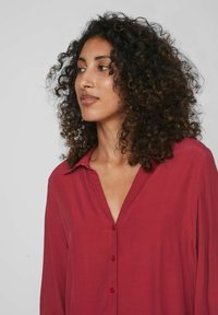 VILA V AUSSCHNITT - Blusa - beet red