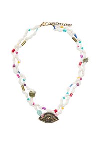 Wielowarstwowy naszyjnik wykonany z białej skręconej tkaniny, ozdobiony kolorowymi koralikami i centralnym wisiorkiem w kształcie brązowego oka. Złocona zapięcie i łańcuszek.