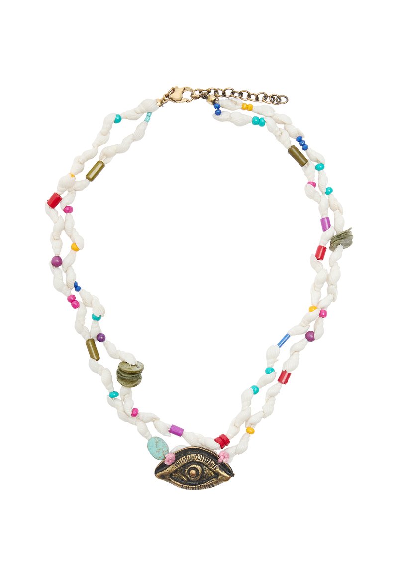 Wielowarstwowy naszyjnik wykonany z białej skręconej tkaniny, ozdobiony kolorowymi koralikami i centralnym wisiorkiem w kształcie brązowego oka. Złocona zapięcie i łańcuszek.