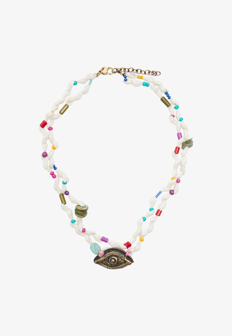 Wielowarstwowy naszyjnik wykonany z białej skręconej tkaniny, ozdobiony kolorowymi koralikami i centralnym wisiorkiem w kształcie brązowego oka. Złocona zapięcie i łańcuszek.
