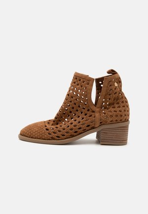 XTI Ankle boots - camel