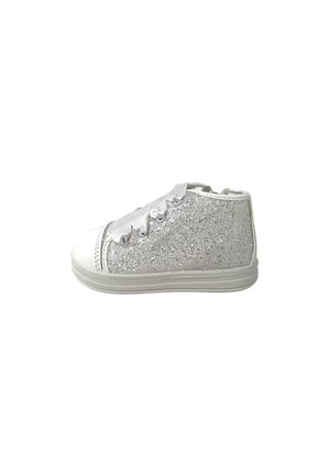 Sneaker argento glitterata per bambino piccolo con punta bianca e lacci larghi in nastro setoso, vista dal lato interno su sfondo bianco.
