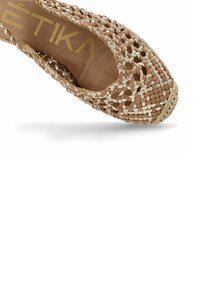 Scarpa piatta intrecciata di colore marrone chiaro con dettagli crema, caratterizzata da una superficie testurizzata e punta rotonda, progettata per comfort e traspirabilità.