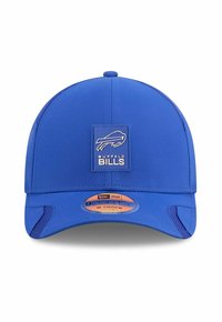 Blaues Cap mit strukturiertem Design, das ein rechteckiges Logo-Patch mit einer weißen Büffelgrafik zeigt. Weicher Stoff und gebogener Schirm.