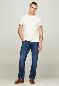 Tommy Hilfiger LOGO TIPPED TEE - T-shirts basic - calico