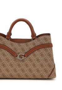 Borsa a mano in tela marrone con motivo a diamante, dettagli in pelle e doppi manici. Presenta un logo argentato sulla parte frontale.