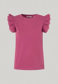 Fuksjowa koszulka z krótkimi falbaniastymi rękawami, wykonana z koronkowego materiału. Gładki materiał, okrągły dekolt i subtelne logo z prawej dolnej strony.
