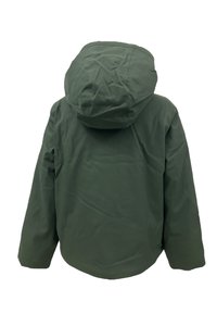 Zielona wodoodporna kurtka z przestronnym kapturem, długimi rękawami i gładką matową teksturą; zaprojektowana do noszenia na świeżym powietrzu. Bez widocznych zapięć.