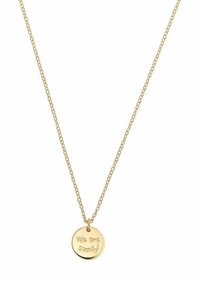 Collana in oro con un pendente circolare inciso con la scritta "Siamo Famiglia!" La catena presenta una texture a maglie e una finitura liscia sul pendente.