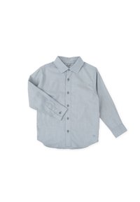 Camisa de manga larga azul clara con botones, hecha de tejido entrelazado. Presenta un collar puntiagudo, cierre con botones y detalles en los puños.