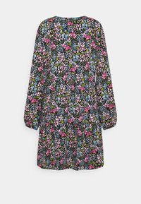 Robe à manches longues avec un motif floral en rose, bleu et vert sur fond noir ; encolure ronde et coupe ample.