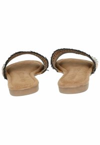 Sandalias de tiras trenzadas negras con una plantilla de ante marrón, forma ergonómica y suela de goma beige ligera, que presenta una textura suave.