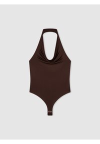 Body marrone con collo a halter, caratterizzato da un scollo tondo e un tessuto liscio e elastico. Si chiude nella parte inferiore con due bottoni a pressione.