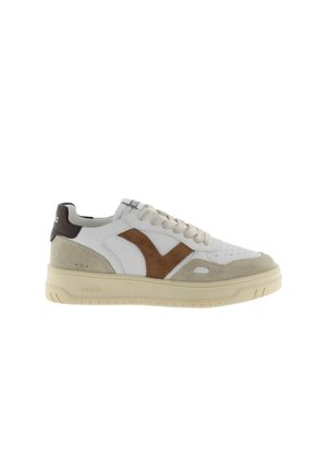 Sneaker bianca a taglio basso con accenti in camoscio beige, fascia laterale marrone e suola beige, vista dal lato esterno su sfondo bianco.