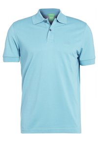 Polo bleu clair en coton, avec un col classique, des manches courtes et un petit logo brodé sur le côté gauche de la poitrine.