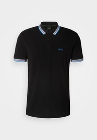 Polo noir avec trois boutons, col et poignets rayés bleu et gris, et logo "BOSS" bleu sur la poitrine.