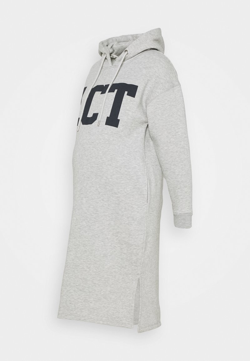 Robe à capuche grise avec une poche kangourou, inscription bleu marine, manches longues et fentes latérales pour faciliter le mouvement. Tissu doux et texturé.