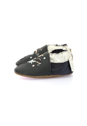 Bottines pour bébé en cuir noir avec un bout pointu, des accents en argent et des étoiles et formes décoratives. Semelle souple pour flexibilité et confort.