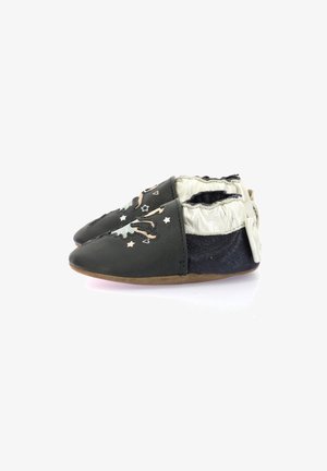 Scarpine infantili in pelle nera con punta affusolata, dettagli argentati e stelle e forme decorative. Suola morbida per flessibilità e comfort.