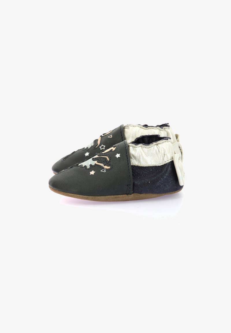 Bottines pour bébé en cuir noir avec un bout pointu, des accents en argent et des étoiles et formes décoratives. Semelle souple pour flexibilité et confort.