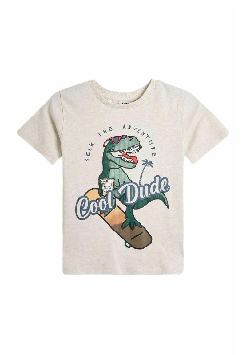 Lys beige kortærmet T-shirt med et dinosaur-design, solbriller og skateboard, med teksten "Søg eventyret, fede fyr."