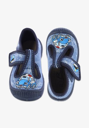 Blauwe denim kinderschoenen met een klittenbandsluiting en geborduurde politieauto ontwerpen in lichtblauw, wit en rode accenten. Gestructureerde blauwe zool.
