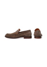 Braune Wildleder-Slipper mit lederner Innenausstattung und kontrastierenden weißen Nähten. Das Design zeichnet sich durch eine flache Silhouette und eine abgerundete Zehenpartie aus.