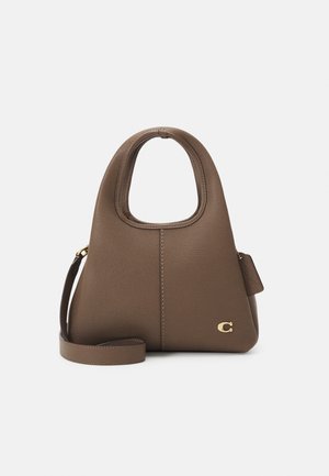 Barna bőrből készült kézitáska lekerekített felső fogantyúval, levehető vállpánttal és kis arany logóval elöl, egyszínű világos háttér előtt.