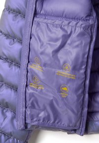 Forro de chaqueta púrpura con íconos amarillos y texto que indica características de resistencia térmica, fibra reciclada, repelencia al agua y suavidad.