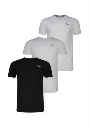 Tre enkle crew-neck t-skjorter i svart, hvit og lys grå, hver med en liten signaturlogo på venstre bryst.