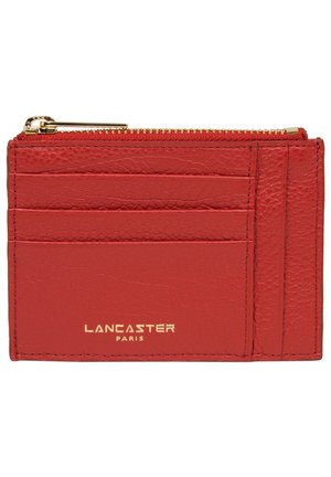 Porta carte in pelle rossa con finitura testurizzata, dotata di più scomparti per carte, di un compartimento con zip e di dettagli in metallo dorato.