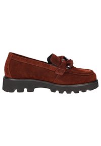 Mocassins en daim marron avec un détail noué à l'avant, dotés d'une semelle en caoutchouc noire robuste avec un motif cranté pour l'adhérence.