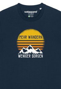 Donkerblauwe katoenen t-shirt met een grafische afbeelding van een gele zon, bergen en tekst in wit en oranje, met een gestructureerde afwerking.