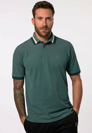 Teal-paita, jossa on raidallinen kaulus ja hihansuut, lyhyet hihat, kahden napin suljenta ja huomaamaton logo-tyyli rinnassa. Silkkinen, tekstuuroitu kangas.
