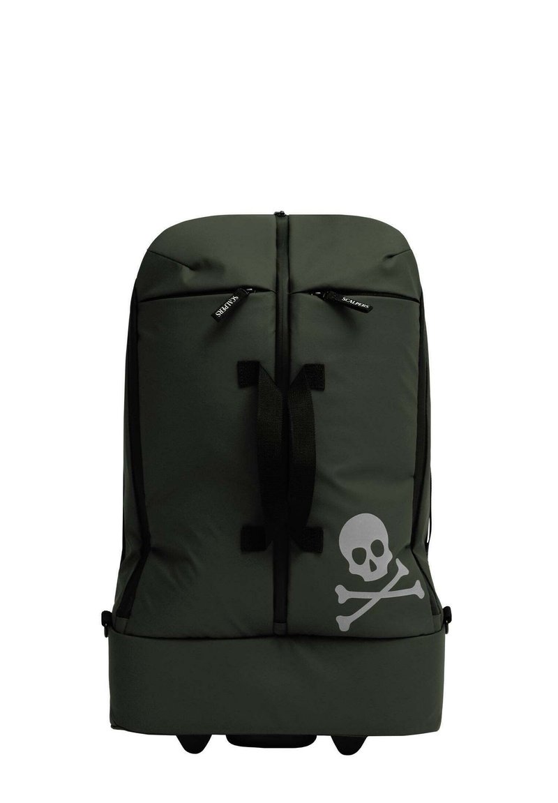 Mochila verde caqui con textura suave, con cremalleras y asas negras, y un diseño de calavera con huesos cruzados en blanco en la parte frontal.