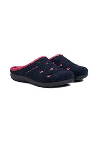 Pantofole pelose di colore blu navy con foderatura in fleece rosa e ritagli a forma di cuore, dotate di una suola in gomma nera per una buona aderenza.