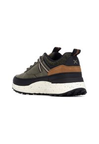 Zapatillas verde oliva con suela de goma negra, una entresuela moteada blanca y detalles en ante marrón. Presentan cordones a rayas y un acabado texturizado.