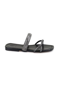 Sandales plates noires avec une semelle intérieure en cuir noir texturé. Elles sont dotées d'une large sangle argentée scintillante et d'un design décoratif noué.