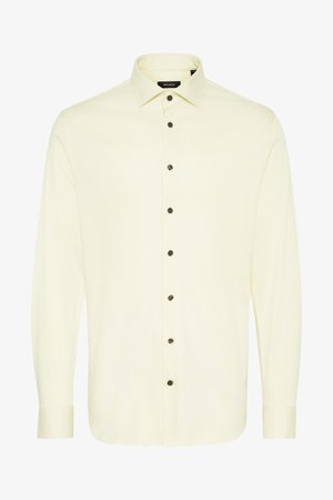 Langarmshirt van lichtgeel stof, met een klassieke kraag en donkerbruine knopen aan de voorkant voor contrast.