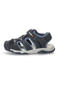 Sandalia azul oscuro con parte superior de malla y sintético, correa ajustable, cordones elásticos, suela acolchada y banda de rodadura con patrón para tracción.