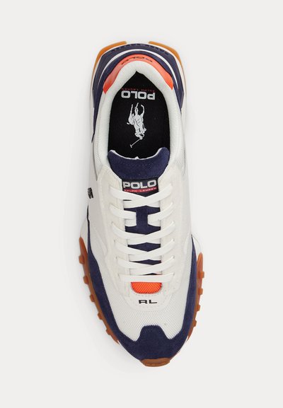 Λευκό και ναυτικό sneaker Polo Ralph Lauren με πορτοκαλί πινελιές, σχέδιο με κορδόνια και σόλα από καουτσούκ, σε εικόνα από πάνω.