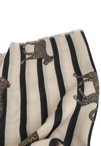 Bufanda de estampado de leopardo que presenta franjas negras alternas sobre un fondo beige, con bordes deshilachados y tejido texturizado.