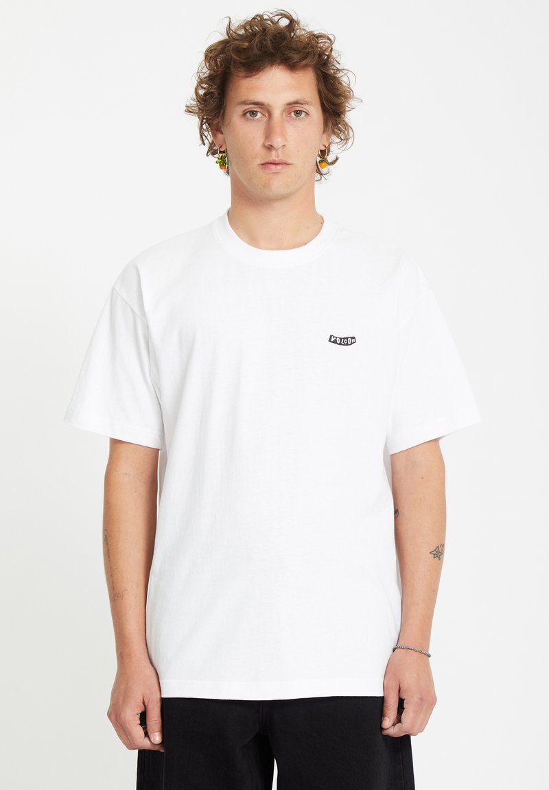 Weißes Baumwoll-T-Shirt mit kurzen Ärmeln, mit einem kleinen schwarzen Logo auf der Brust. Gerader Schnitt und weiche Textur.