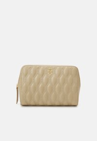 Beige, steppelt kozmetikai táska, arany logóval, cipzárral és texturált mintával. Téglalap alakú, lekerekített élekkel.